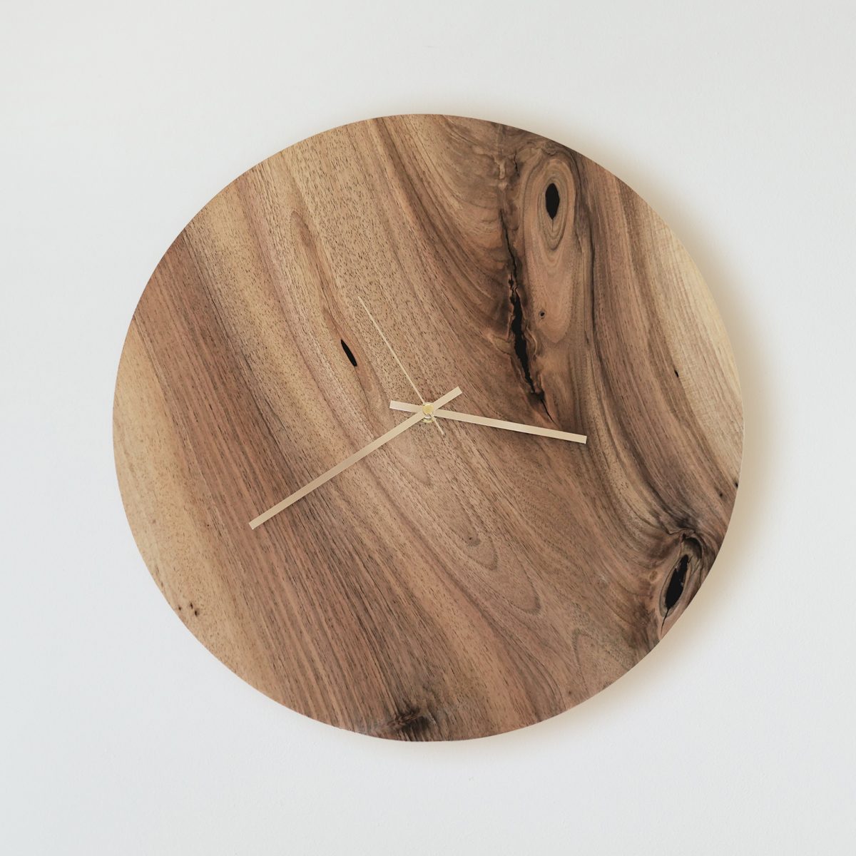Horloge en bois massif